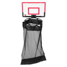 Roter Wäschehänger mit Reißverschluss und Basketballkorb