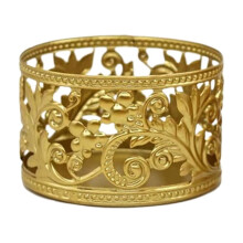 Gennembrudt lysestage i guld med jern 6x6x5cm