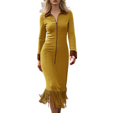 Vestido longo estilo cowgirl com botões frontais e saia com babados.