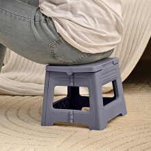 Petit tabouret pliant en plastique avec surface antidérapante et poignée de transport. Idéal pour la maison, l'extérieur et l'intérieur.