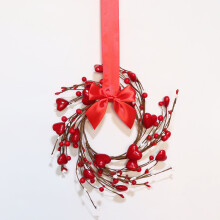 Mini corona rosa de San Valentín con corazones y mariposas.