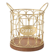 Gouden koffiemandje met houten voet