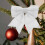 Laço grande prateado de Natal com strass, ideal para decoração de festas e feriados, 26,7 cm (10,5 polegadas). 4