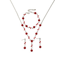 Ensemble de bijoux en strass et cristaux pour femme : collier et boucles d'oreilles.