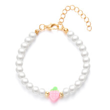 Handgemaakte kralenketting met aardbeihanger, meerlaags ontwerp.
