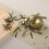 Bronze-Insektenfigur. Anspruchsvolle goldene 4