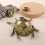Bronze-Insektenfigur. Anspruchsvolle goldene 7