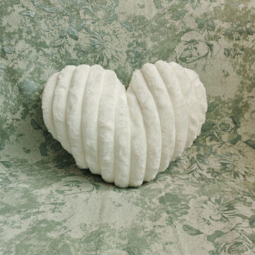 Coussin décoratif doux en forme de cœur à volants