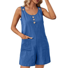 Macacão feminino azul celeste sem mangas, liso, com bolsos, tecido leve e confortável, gola redonda, modelagem que valoriza a silhueta para uso