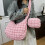 Bolsa transversal feminina moderna e acolchoada, leve e espaçosa, com zíperes pequenos, ideal para maquiagem. 2