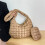 Bolsa transversal feminina moderna e acolchoada, leve e espaçosa, com zíperes pequenos, ideal para maquiagem. 5