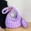 Bolsa transversal feminina moderna e acolchoada, leve e espaçosa, com zíperes pequenos, ideal para maquiagem. 6