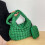 Bolsa transversal feminina moderna e acolchoada, leve e espaçosa, com zíperes pequenos, ideal para maquiagem. 7