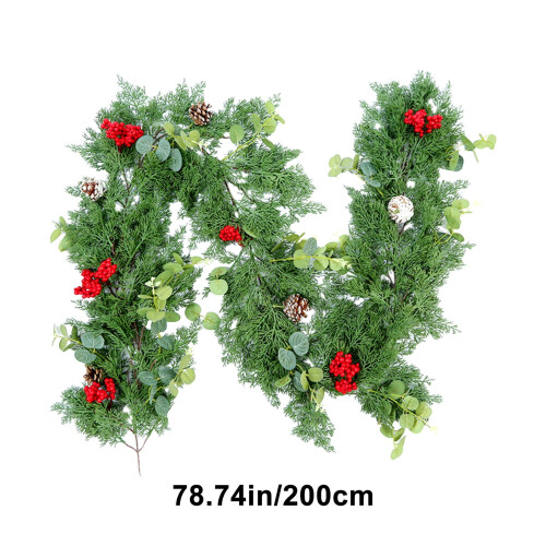 Guirlanda de Natal de pinheiro de 78,74 polegadas com frutos vermelhos e folhas de eucalipto para decoração de lareira, mesa, centro de mesa e 2