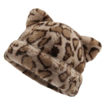 Ouchanka en fourrure à motif léopard avec oreilles, idéale pour les sports de plein air et l'hiver.