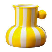 Ceramiczny wazon z uchwytem i pasiastym wzorem – 1 sztuka