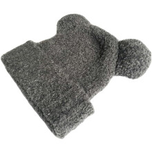 Gorro de invierno para mujer con doble pompón.