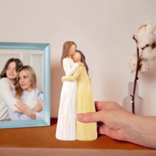 Statuetta in resina dipinta a mano raffigurante una sorella – Decorazione per la casa