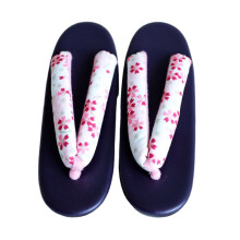 Sandalias geta japonesas para mujer con estampado floral.