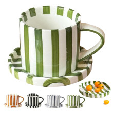 Retro stribet keramikkaffekrus med underkop – 12 cm