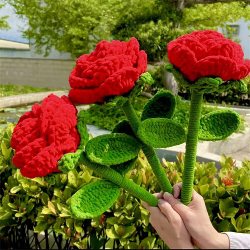Ručně háčkovaná dekorace růže – výška 17,7 cm