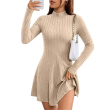 Abito maglione a trapezio beige con collo alto, maniche lunghe e cintura