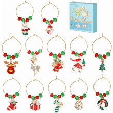 Kerstwijnhangertjes, rode en groene glazen kralenset, 12 stuks.