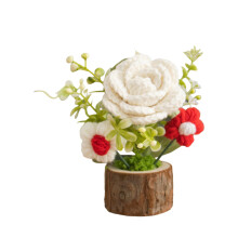 Ornamento de rosa em lã tecida à mão com base de madeira