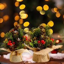 Mini sapin de Noël avec pommes de pin et baies rouges –
