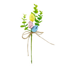 Composizione floreale a forma di uovo di Pasqua con involucro in tessuto e