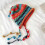 Gorro feminino de crochê com pompom e arco-íris. 6