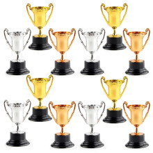 Plastiktrophäen, Spielzeugtrophäen in Gold, Silber und Bronze, Requisiten für Sportpreise, Spielzeugornamente und Dekorationen