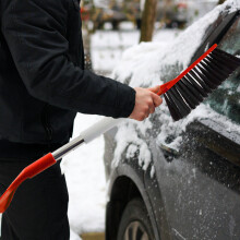 Brosse à neige 2-en-1 : grattoir à glace réglable rouge