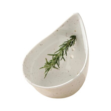 L'outil de décapage d'herbes en résine décorative présente-Blanc