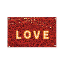 Banner LOVE com estampa de rosas e luzes de cordão. Feito em poliéster resistente com ilhós de metal para uso interno e externo.
