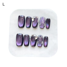 10 faux ongles carrés faits main, couvrant l'ensemble des ongles.