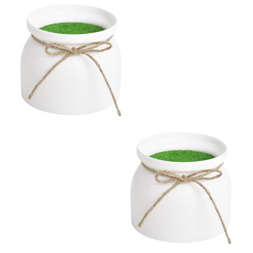 Conjunto de vasos de plástico redondos e espessos com furos de drenagem.