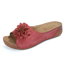 Slippers voor dames, stijlvolle open teenslippers met sleehak, leren bovenkant en bloemenprint. Comfortabele schoenen met een elegante uitstraling.