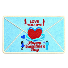 Tapis doux à motif d'enveloppe en forme de cœur pour la Saint-Valentin, idéal pour la chambre ou le salon.