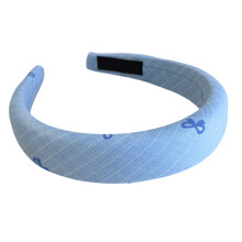 Verstelbare blauwe geruite haarband van spons met elegante strik. Comfortabele haaraccessoires voor meisjes en vrouwen.