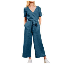 Macacão feminino liso com bolsos, manga curta, decote em V, detalhe de cinto, modelagem solta, em algodão e linho. Tecido confortável para o