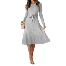 Elegantes, einfarbiges, lässiges, figurbetontes A-Linien-Strickkleid mit Rundhalsausschnitt, Puffärmeln und Gürtel.