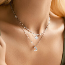 Silberplattierte, mehrlagige Choker-Halskette für Damen – Stern-, Sonnen- und Mondanhänger mit Blumenmotiv, hypoallergen, farbecht
