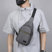 Bolso bandolera unisex ajustable con orificio para auriculares – Mochila compacta para senderismo, acampada y uso diario.