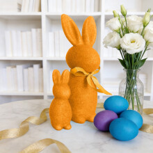 Paashaasje met fluweelachtige afwerking – Schattig konijntje met strikje, perfect voor paas- en lentefeestthema's.