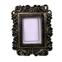 Cadre photo multicolore format portefeuille (8 x 9,5 cm) pour une touche d'élégance dans votre décoration intérieure.
