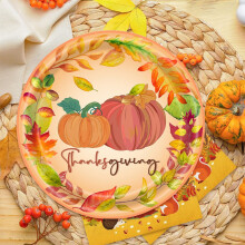 Fournitures pour fête d'automne : assiettes en carton, serviettes, motifs citrouille, automne et feuilles d'érable pour une décoration de fête