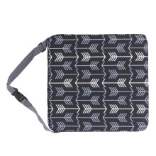 Arrow Heightening 32x32x8cm coussin noir et blanc