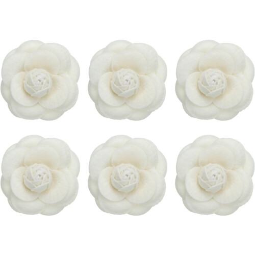 Broche de tecido com flor artificial bege em formato de camélia.