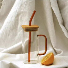 Verre avec couvercle et paille en verre. Idéal pour les cocktails ou à offrir.